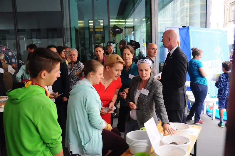 Frau Ministerin Giffey informiert sich mit weiteren Besuchern über die Arbeit von Lebendige Steine e. V.