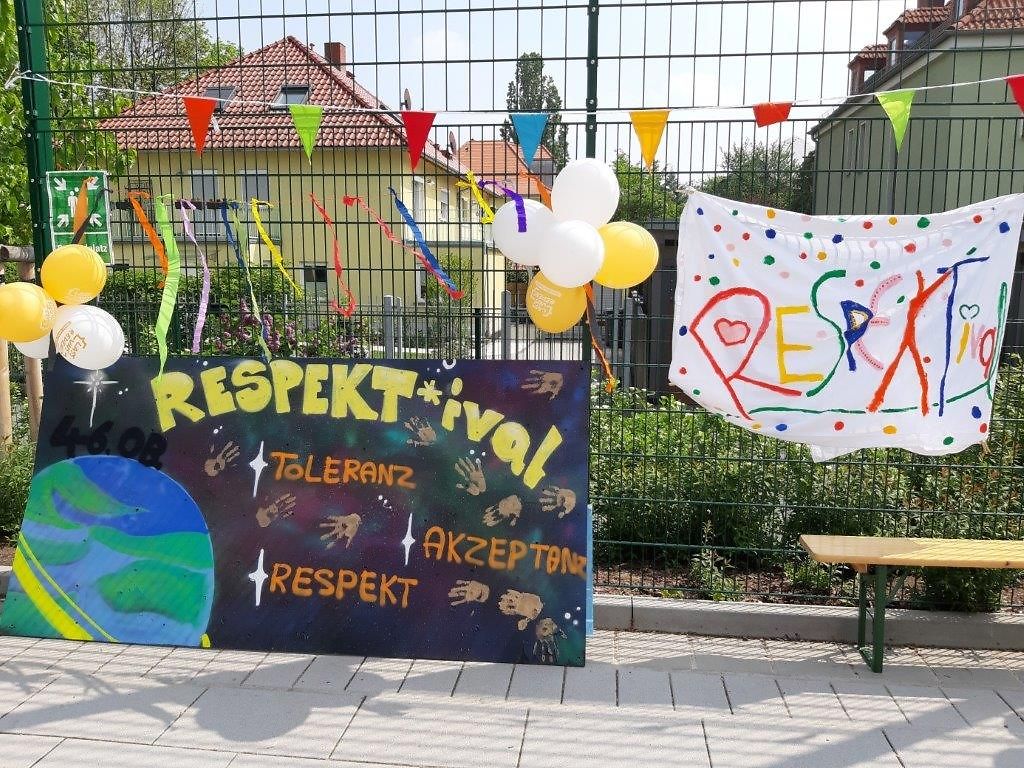 Selbsterstellte Deko / Plakate für das Schulfest RESPEKT*ival