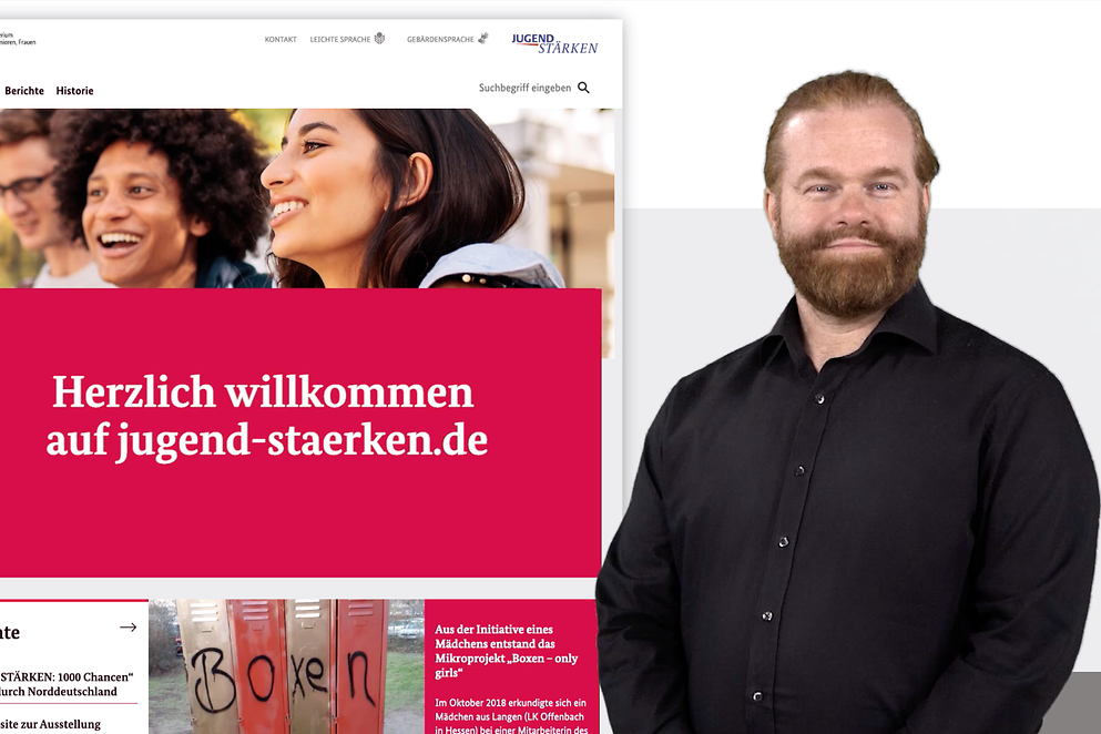 Mann vor Plakat mit dem Text: Herzlich willkommen auf jugend-staerken.de