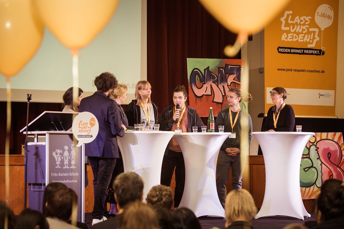 Frau Giffey und 6 weitere Personen bei einer Podiumsdiskussion