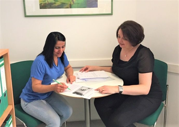 Das Foto zeigt Faeza Omer mit der JMD-Leiterin des Rhein-Sieg-Kreises Irina Vilver während eines Beratungsgesprächs.