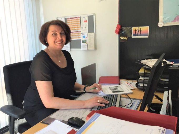 Das Foto zeigt Irina Vilver, die Leiterin des Jugendmigrationsdienstes Rhein-Sieg-Kreis, an ihrem Arbeitsplatz.