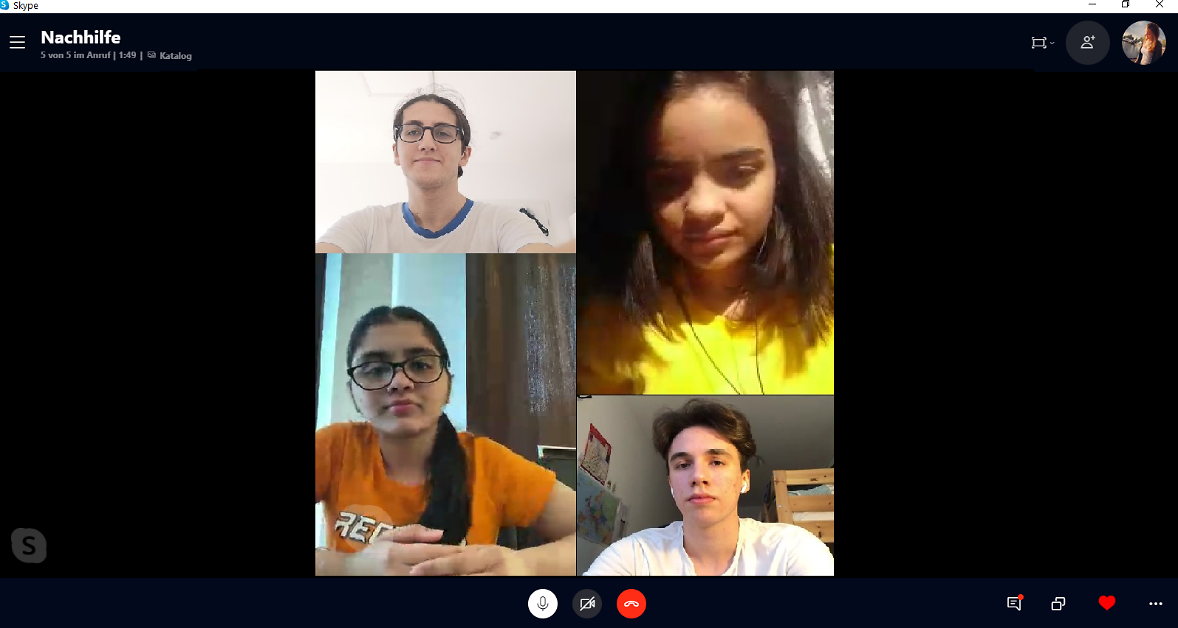Portrait von vier Jugendlichen bei einer Videokonferenz