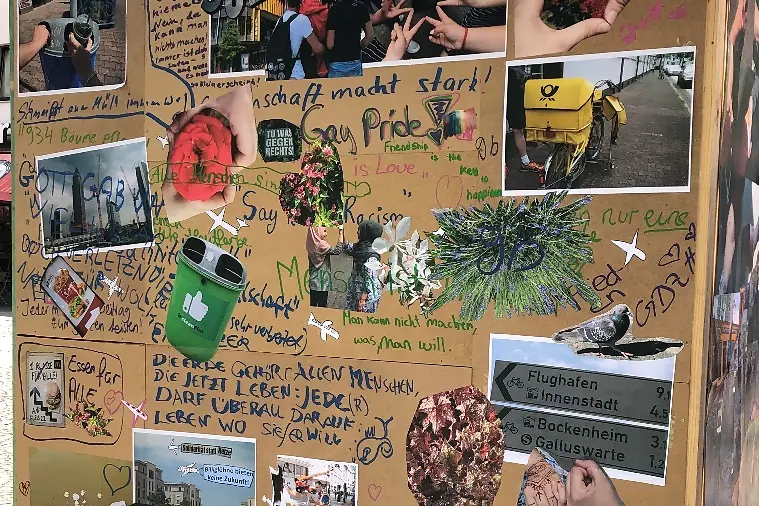 Eine mit Bildern beklebte und mitTexten beschriebene Wand