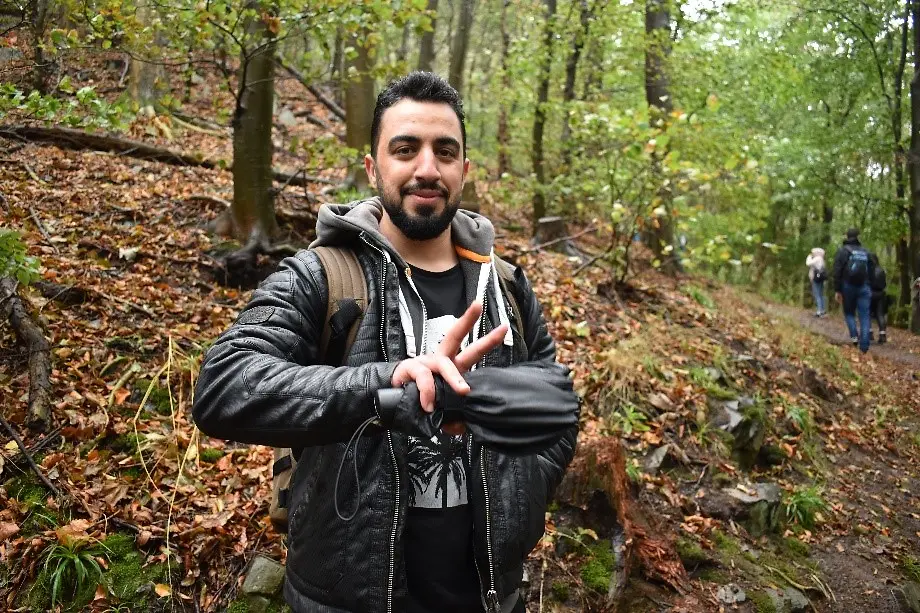 Ein junger Mann steht im Wald