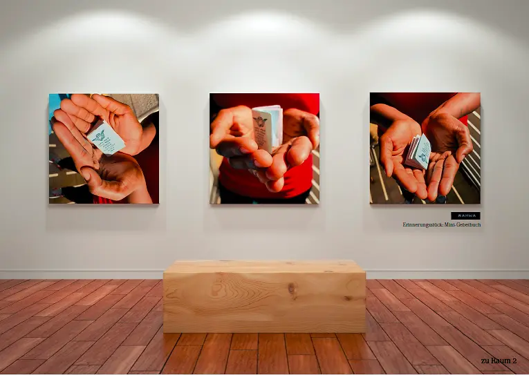 Drei Bilder an der Wand mit geöffneten Händen und einer kleinen Bibel in der Hand drauf