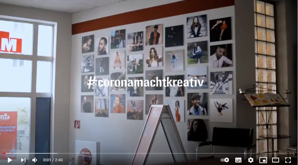 Eine Wand mit vielen Portraitbildern