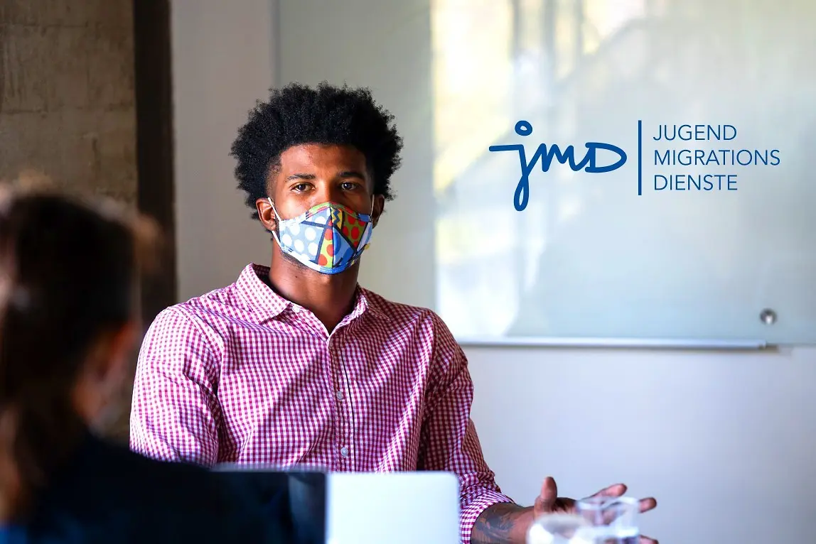 Portrait eines jungen Mannes mit Maske