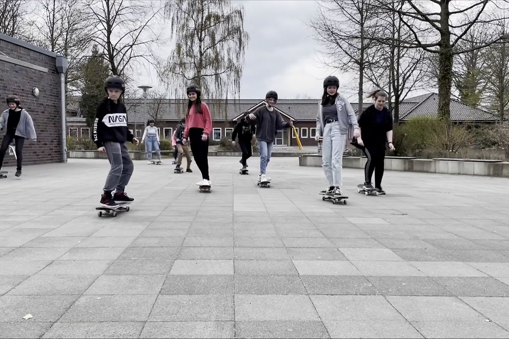Mehrere junge Mädchen auf Skateboards