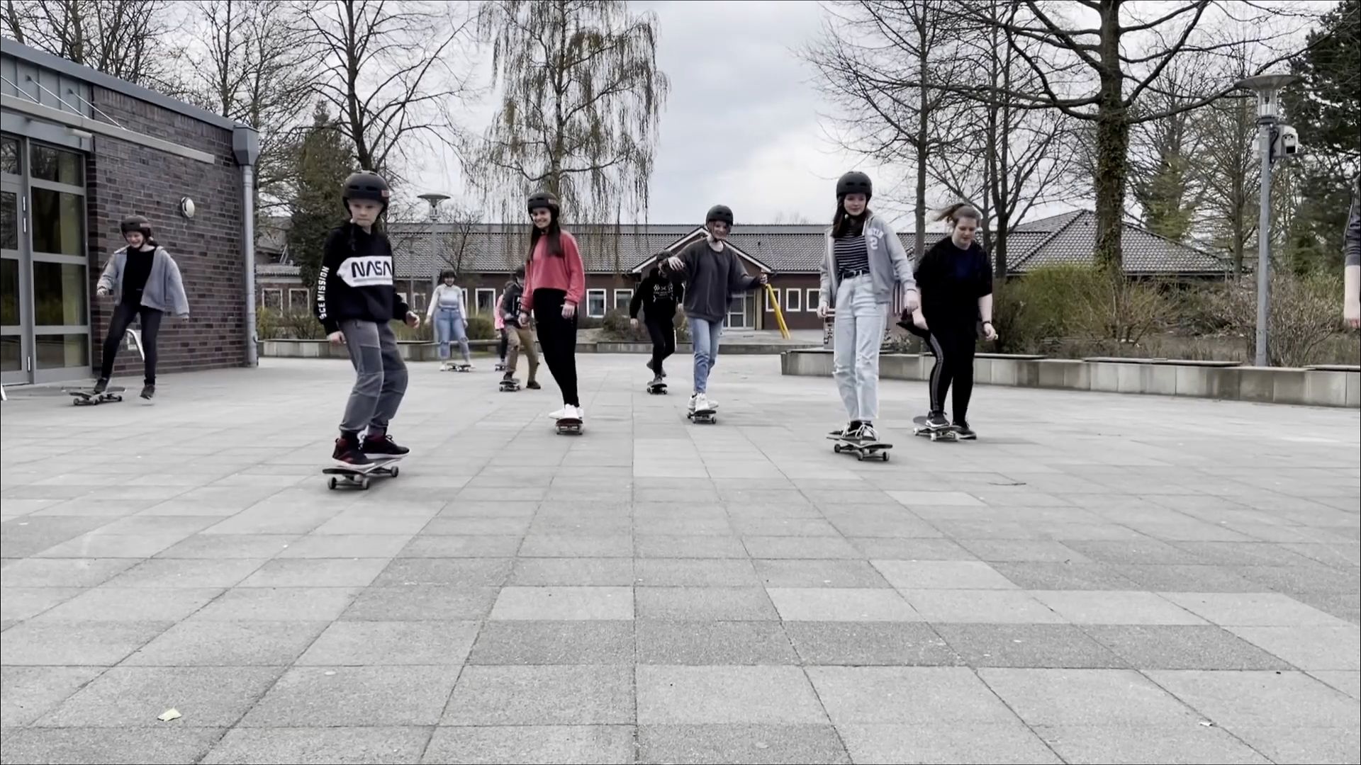 Mehrere junge Mädchen auf Skateboards