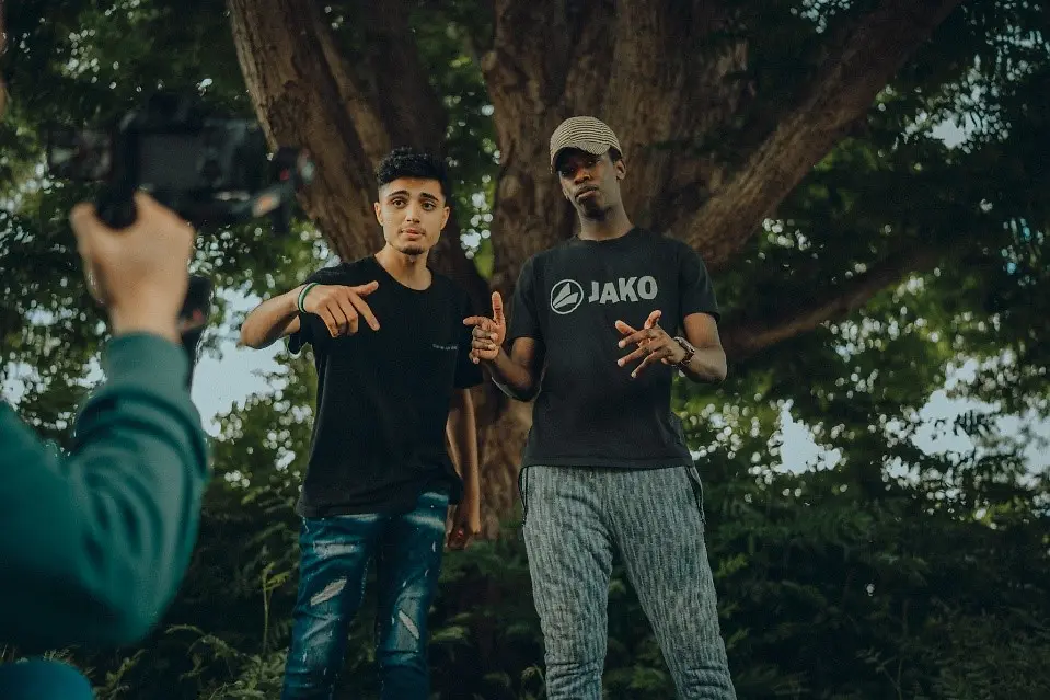 Zwei junge Menschen werden beim rappen gefilmt 