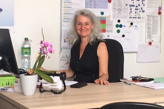 Frau Ayça Okçu-Seçer sitz am Schreibtisch vor einem Computer. 