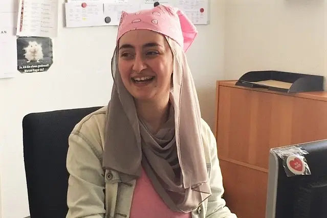 Frau Ginan Al Hussein sitzt am Schreibtisch.