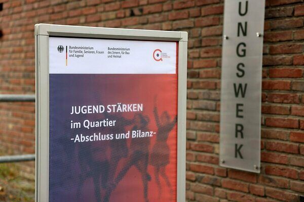 Aufsteller mit Hinweis auf die Abschlussveranstaltung des Programms "JUGEND STÄRKEN im Quartier"