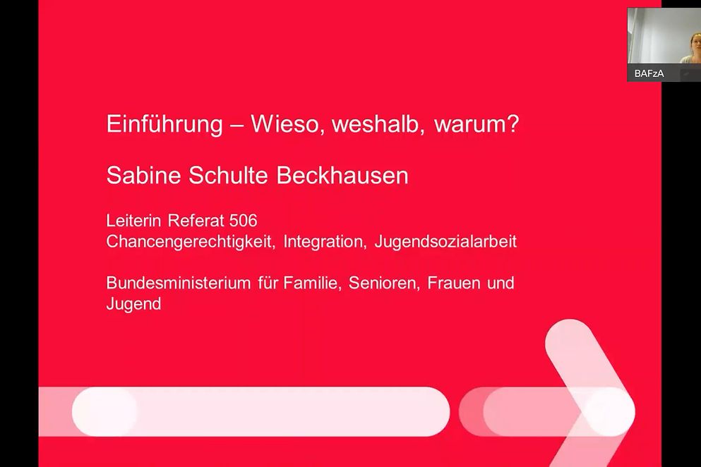Luftaufnahme von Berlin-Spandau mit dem Logo von Jugend Stärken im Quartier