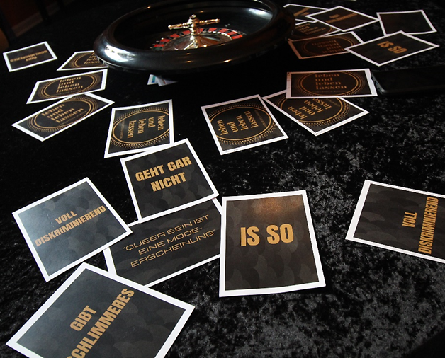 Auf einem Tisch steht ein Roulette umgeben von vielen Empathie-Karten.