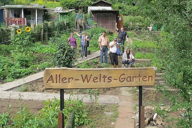 Vier Personen beim arbeiten im Aller-Welts-Garten