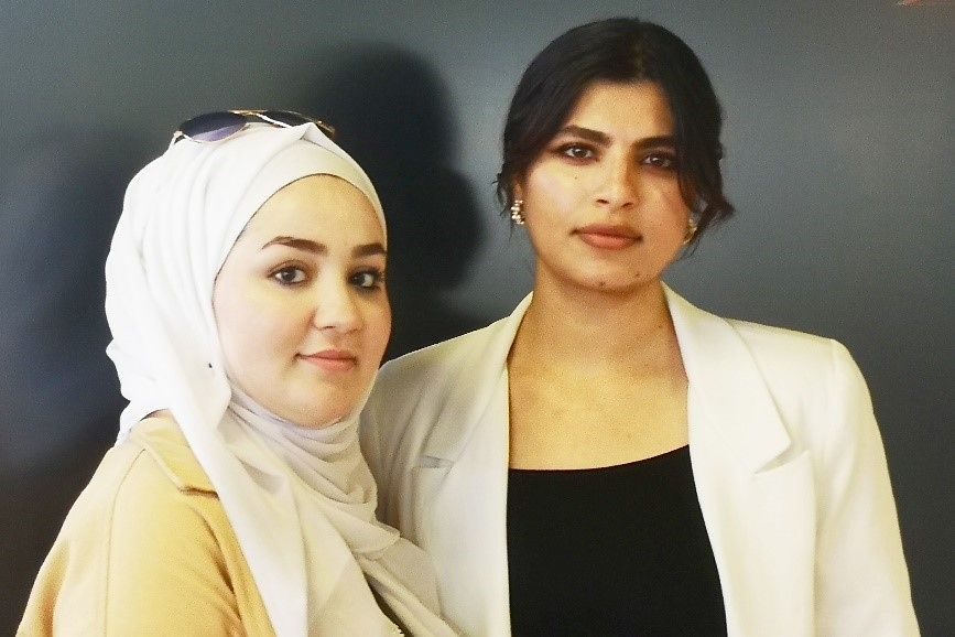 Frau Rayid Barkisch und Frau Amal Krouma blicken in die Kamera