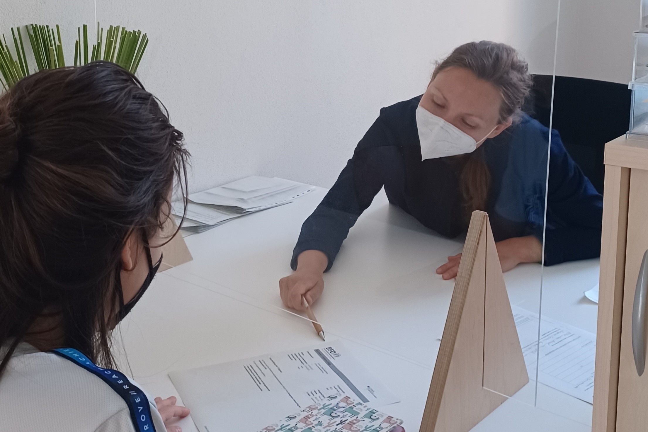 Das Foto zeigt Laura Ensinger bei ihrer beratenden Tätigkeit