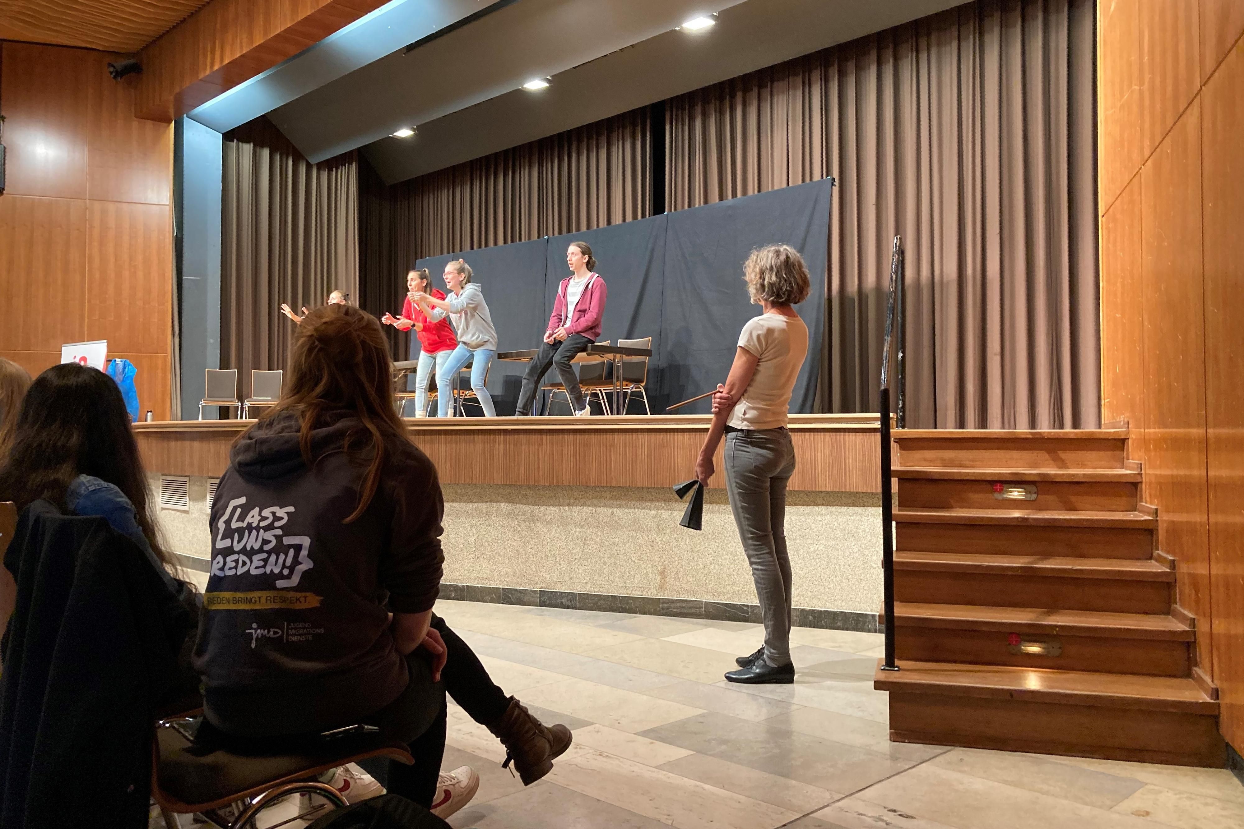 Das Foto zeigt Teilnehmende am Theaterprojekt auf der Bühne