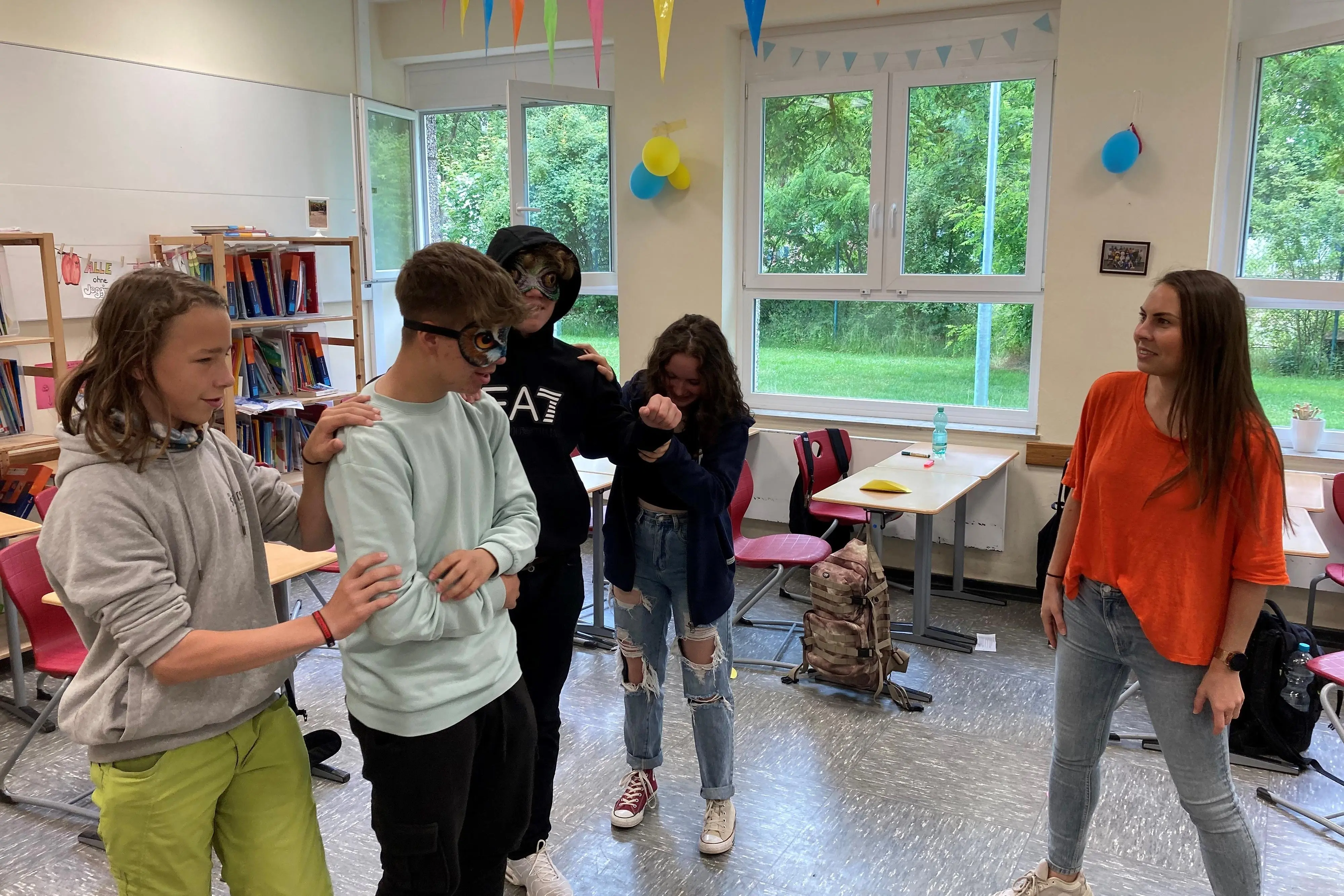 Das Foto zeigt Laura Weider bei einer Übung mit Teilnehmenden