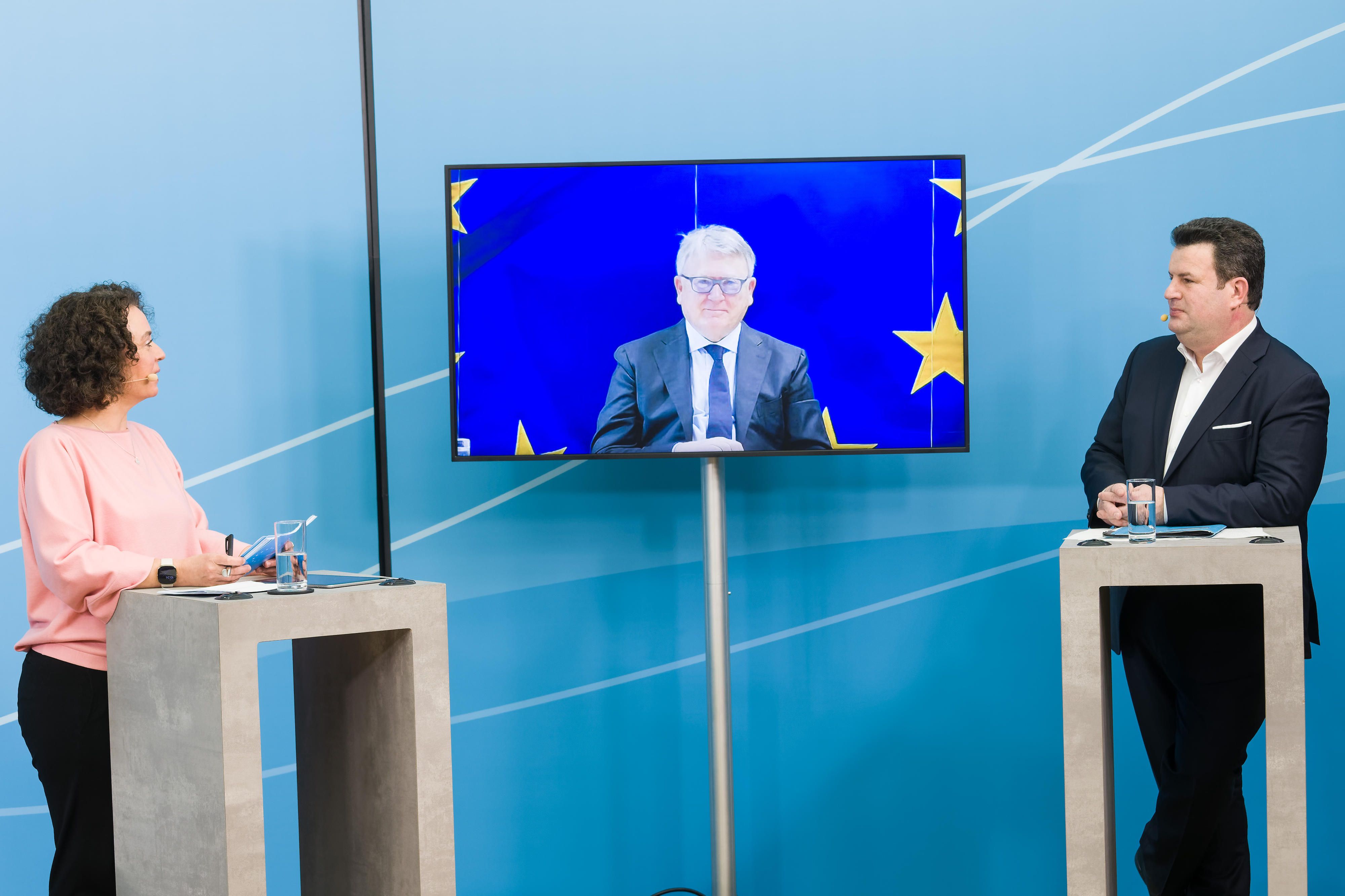 EU-Sozialkommissar Nicolas Schmit und Bundessozialminister Hubertus Heil im Gespräch