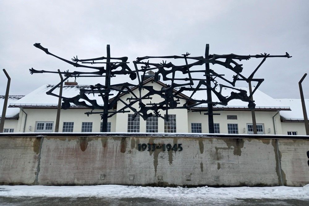 Ein Gebäude hinter einer Mauer in der Gedenkstätte in Dachau.