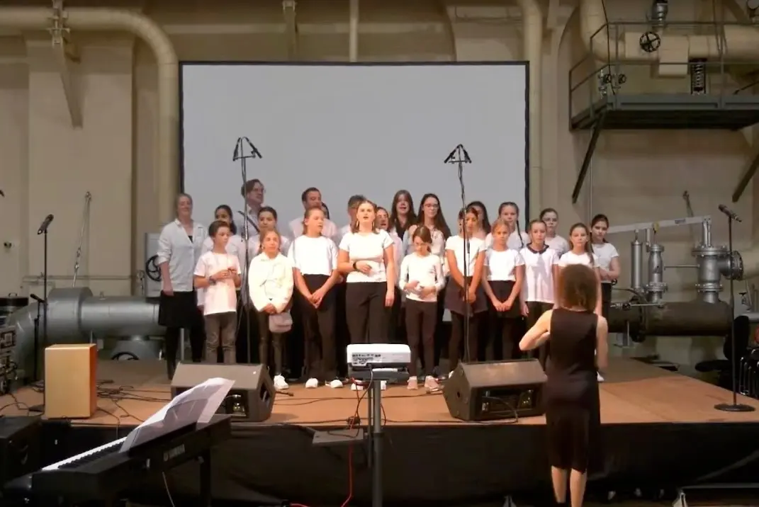 Ein Chor steht auf einer Bühne