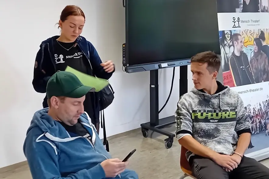 Drei junge Menschen im Gespräch.