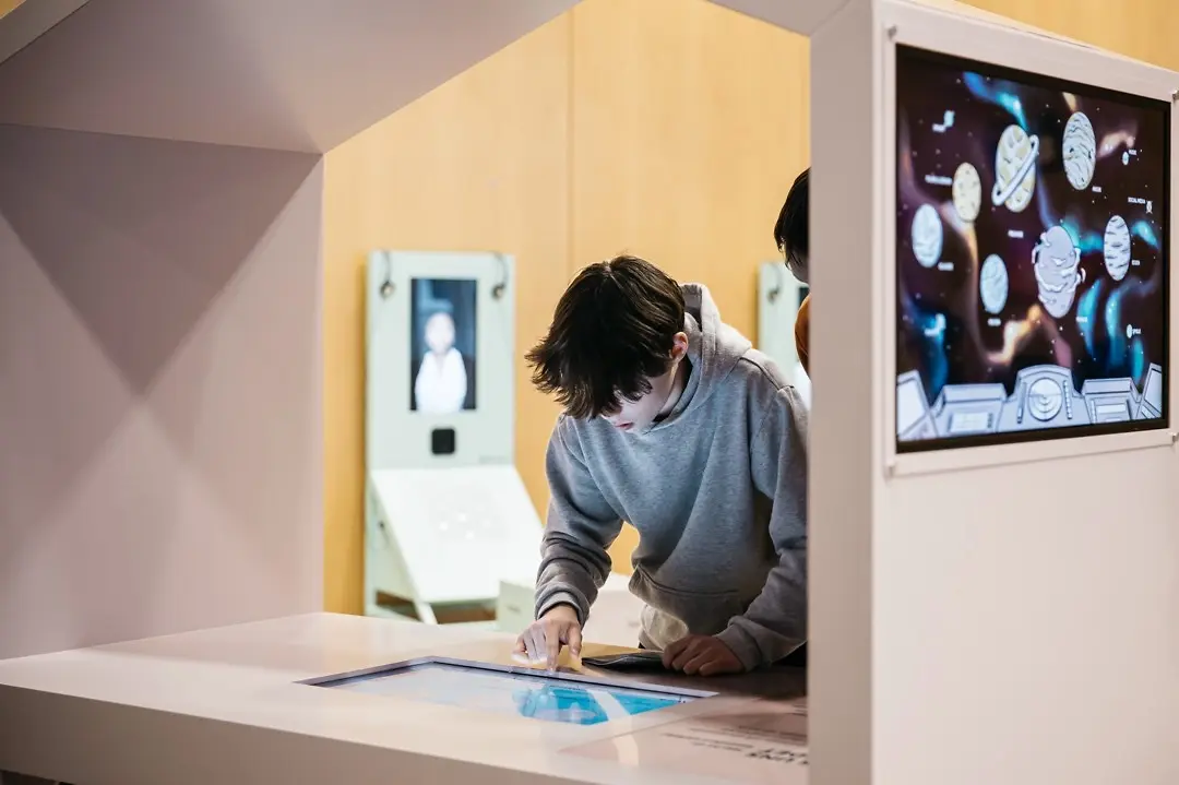 Ein Jugendlicher macht die Umfrage an einem Bildschirm.