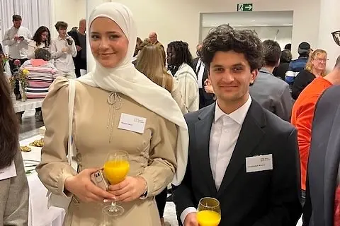 Eine junge Frau und ein junger Mann.