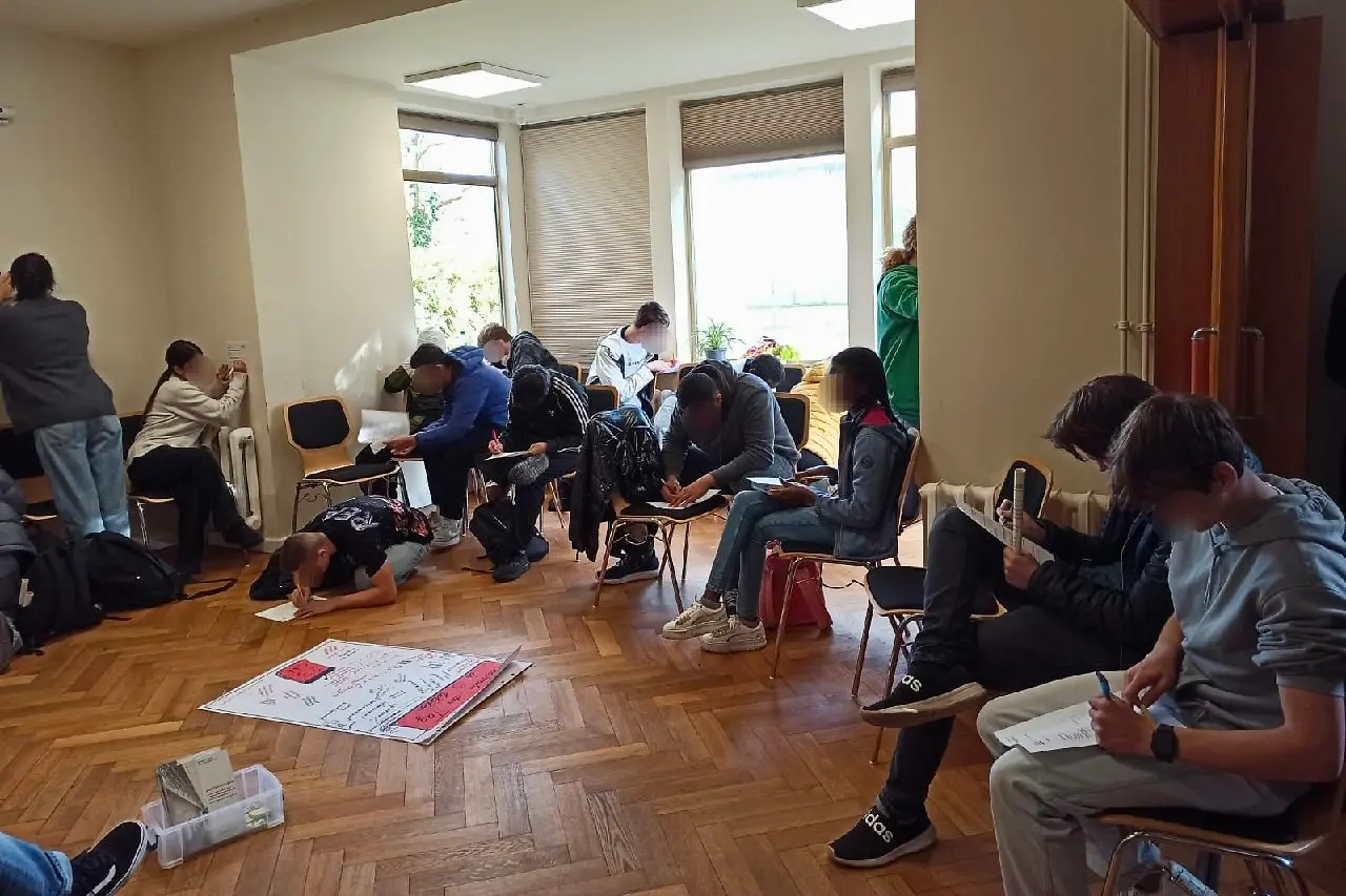 Große Gruppe Jugendlicher in einem Raum.