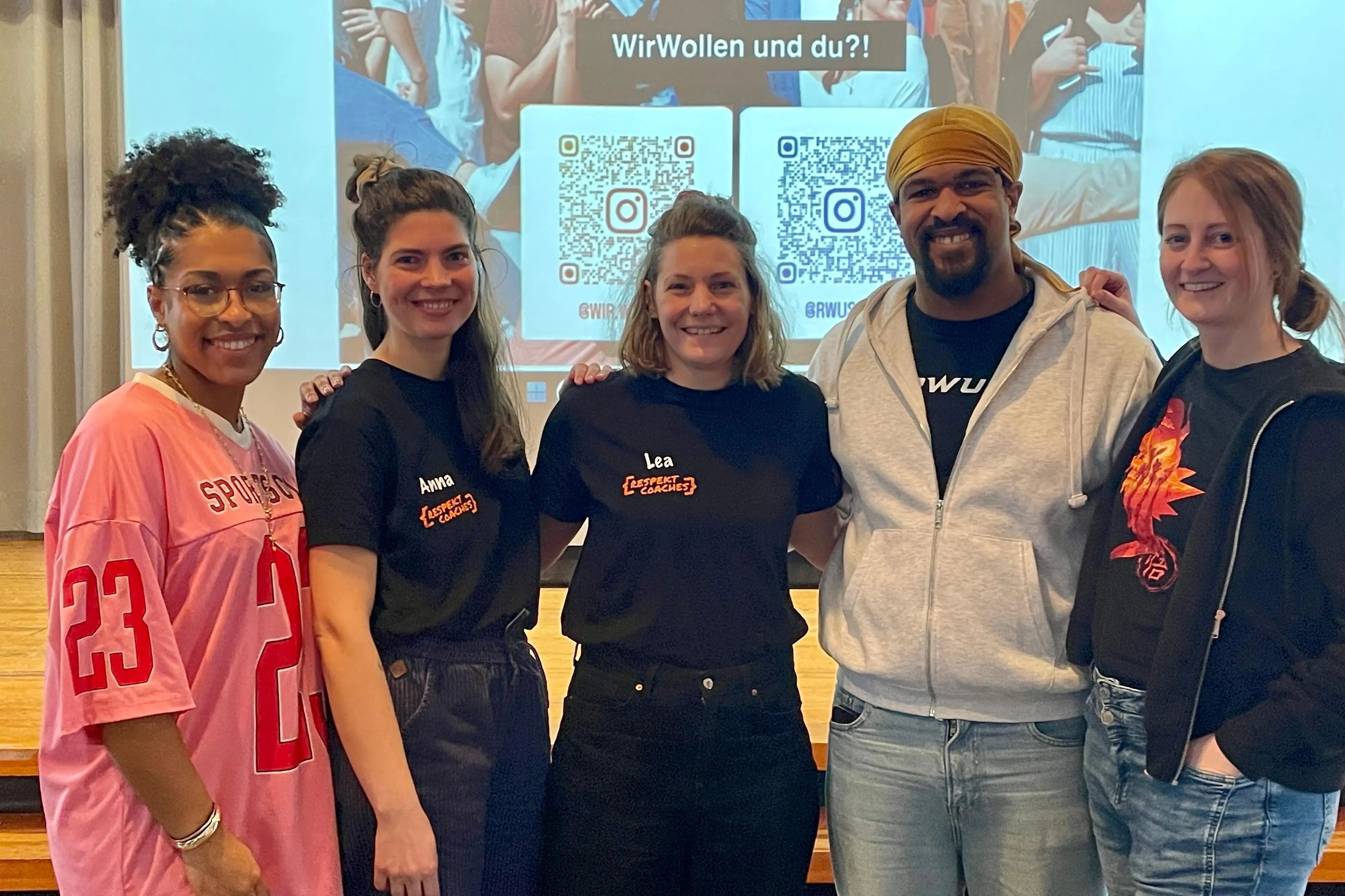 Fünf Personen stehen neben einander.