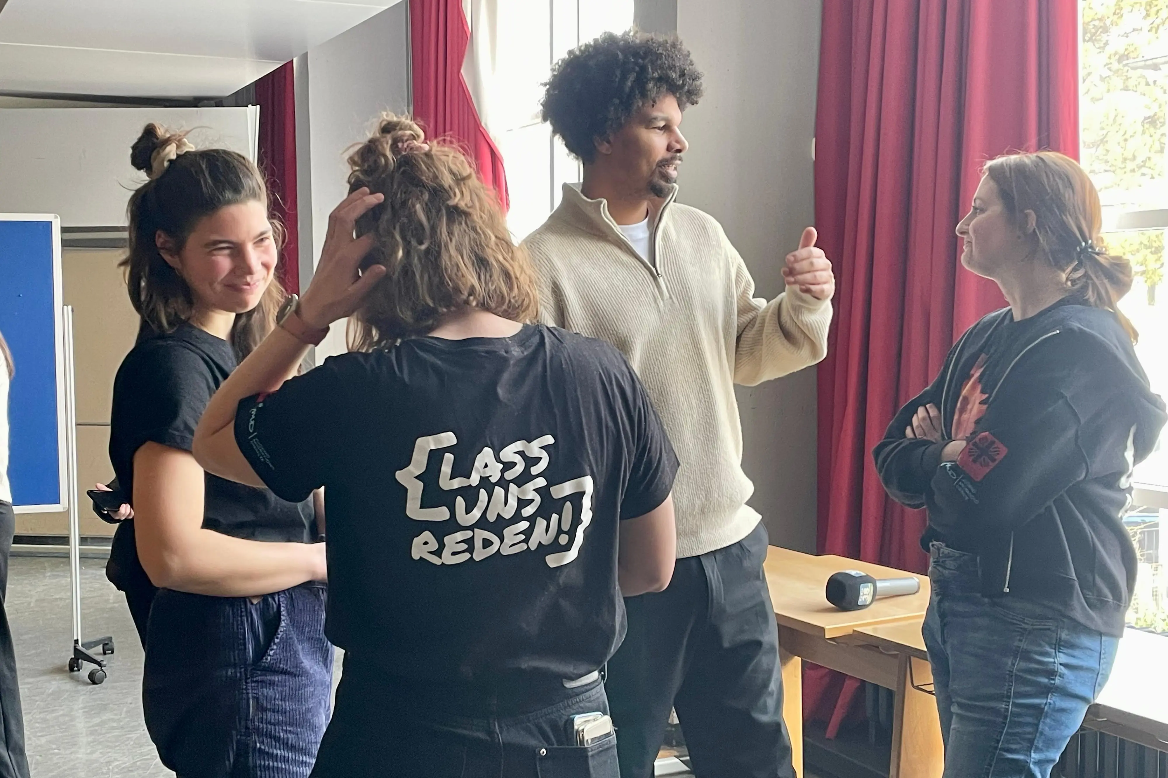 Vier Personen unterhalten sich.