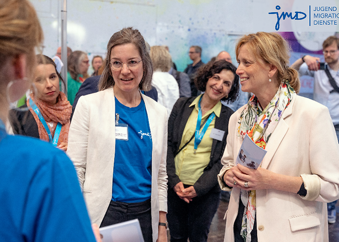 Bundesjugendministerin Karin Prien im Austausch mit JMD-Fachkräften.