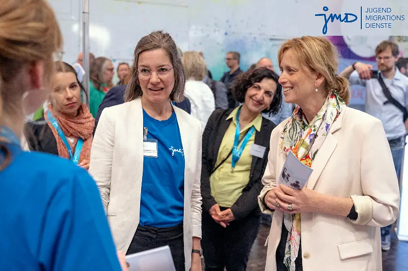 Bundesjugendministerin Karin Prien im Austausch mit JMD-Fachkräften.