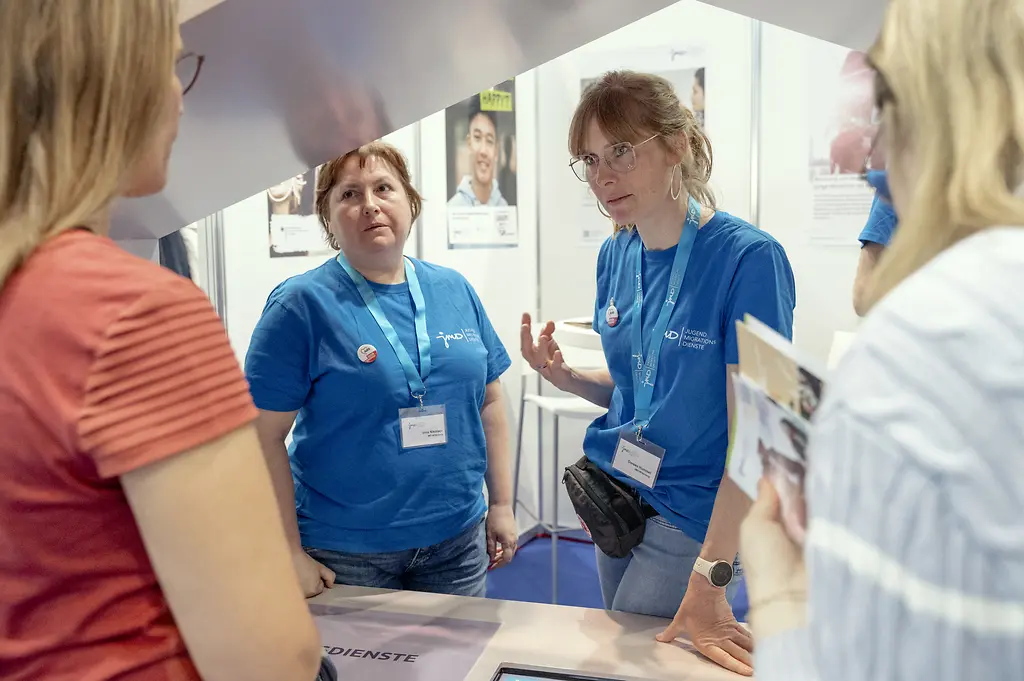 Vier Frauen im Gespräch.