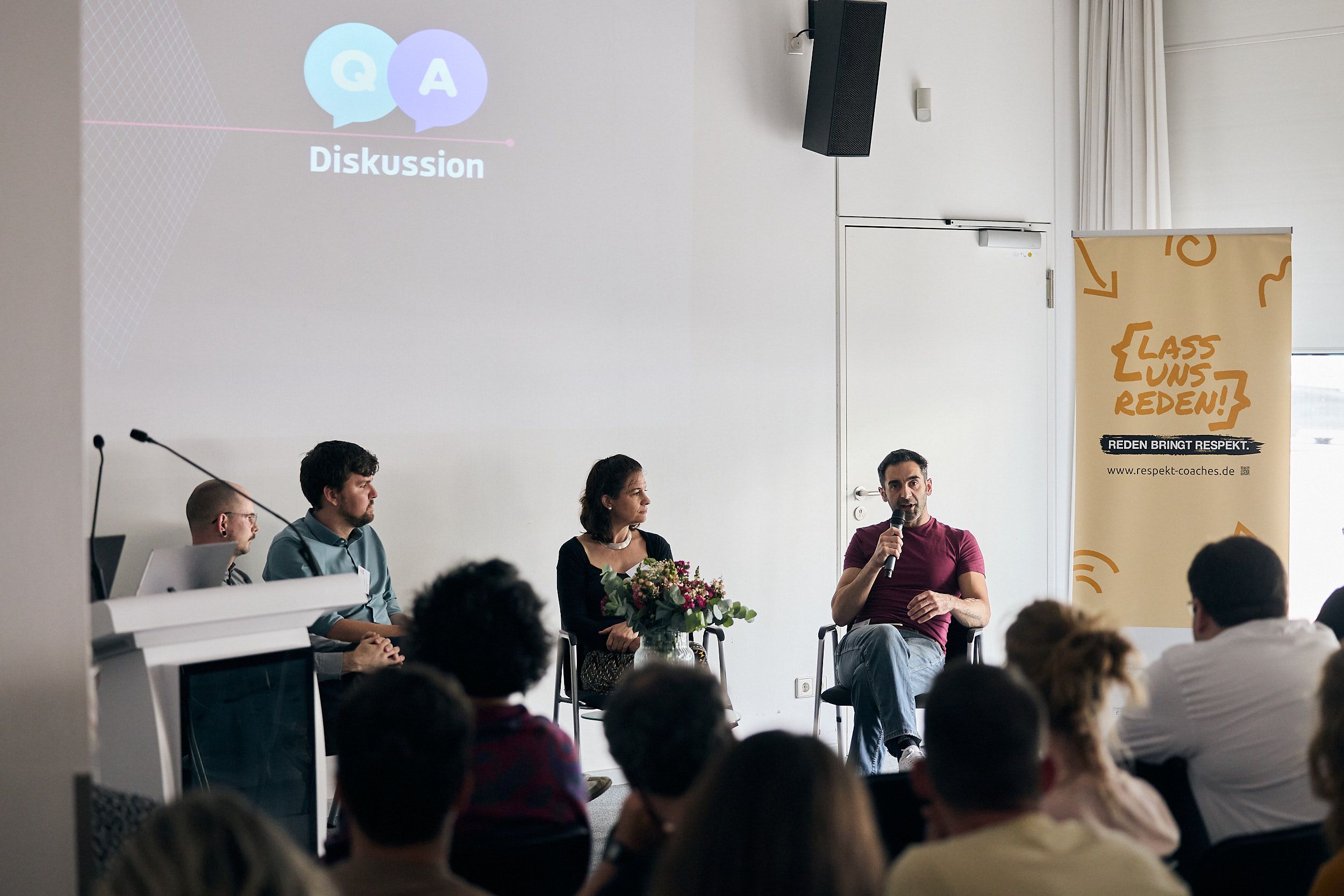Teilnehmende diskutieren mit den Vortragenden
