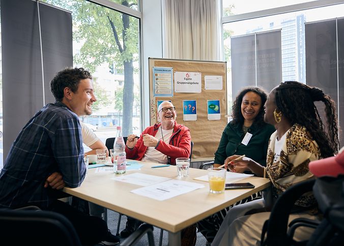 Teilnehmende des Workshops im Gespräch