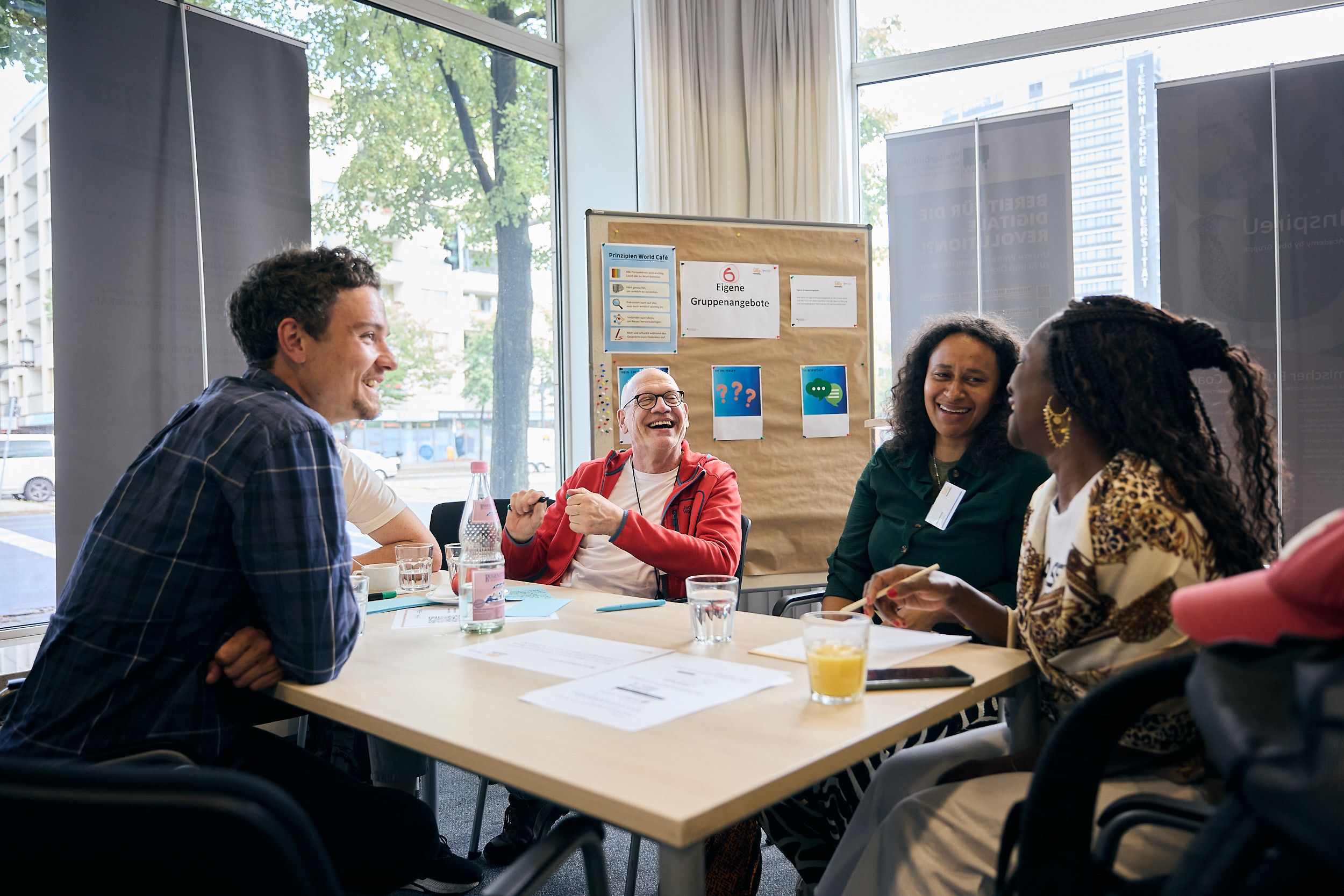 Teilnehmende des Workshops im Gespräch