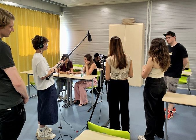 Schüler*innen die beim Filmworkshop gefilmt werden.