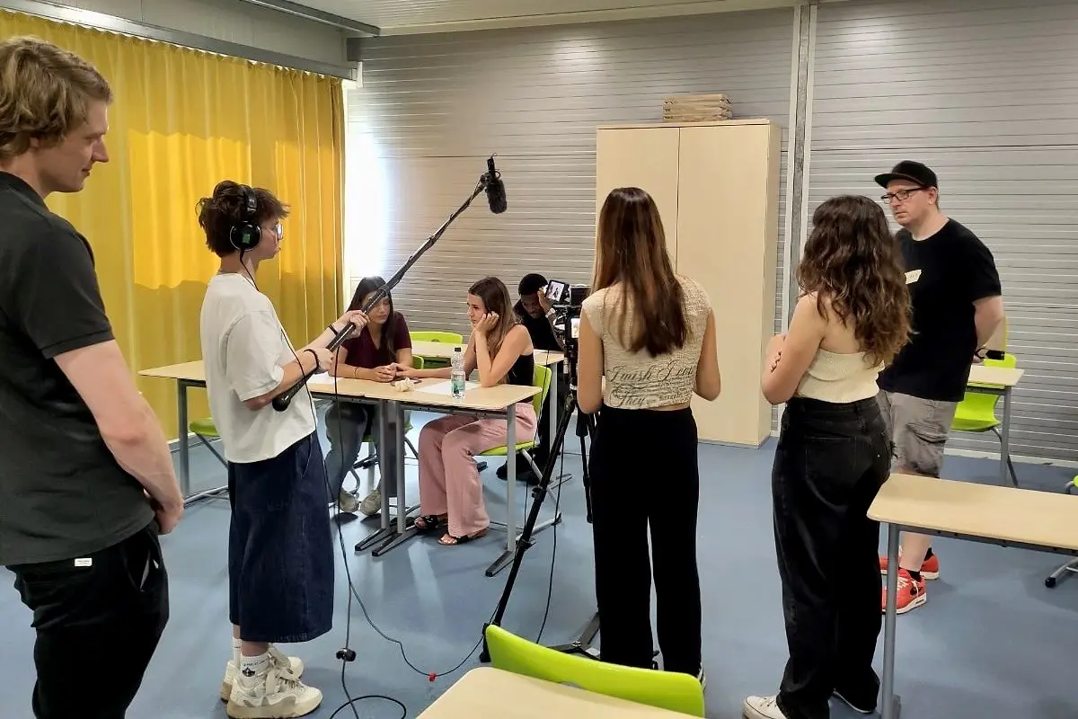 Schüler*innen die beim Filmworkshop gefilmt werden.