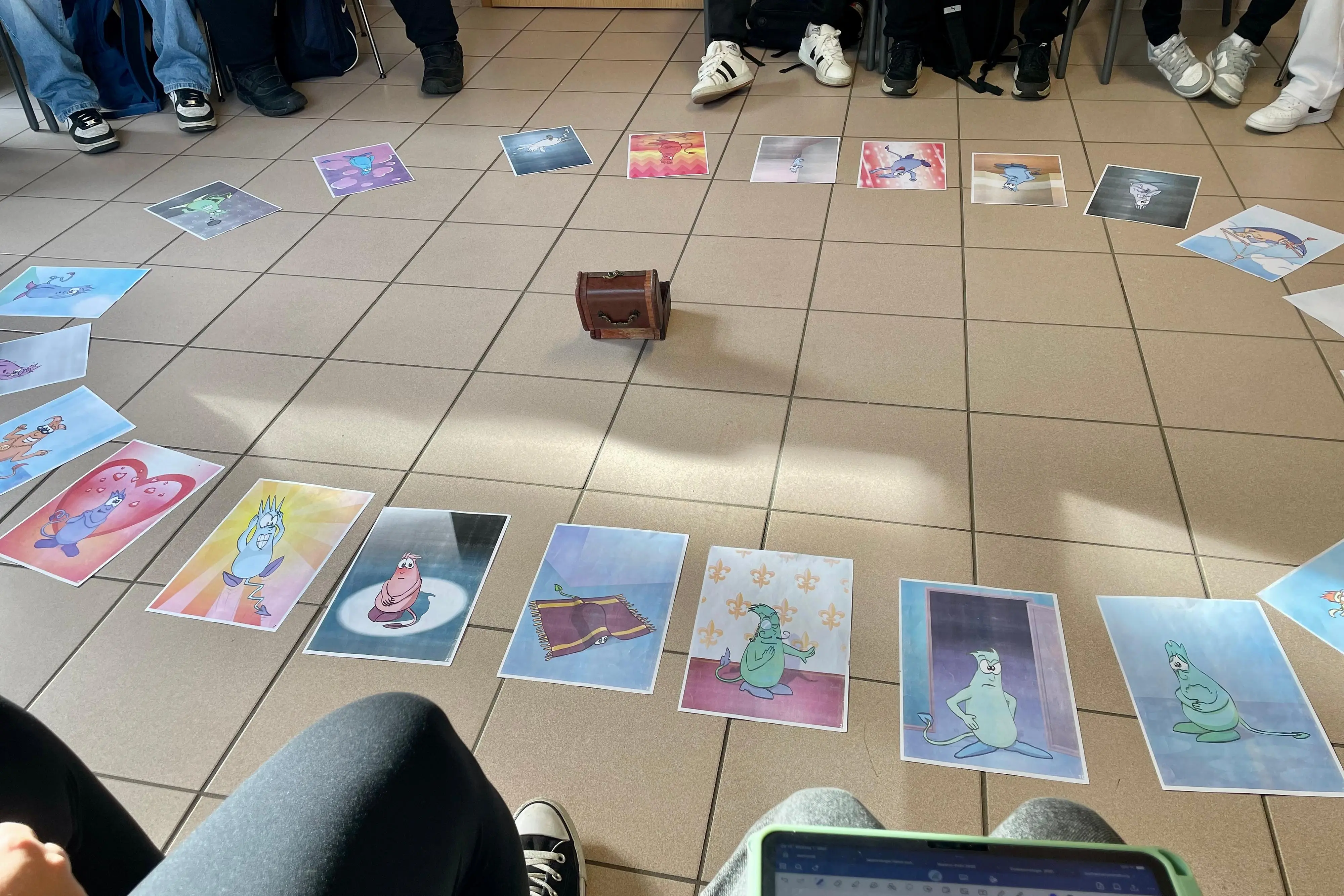 Auf dem Boden liegen im Kreis Bilder die Gefühle ausdrücken.