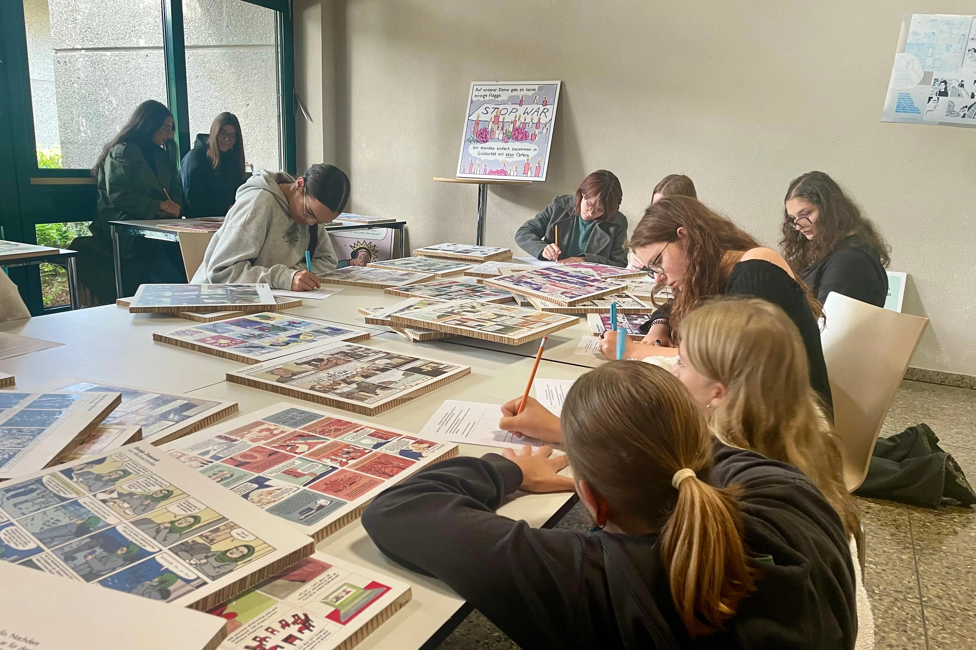 Eine Gruppe Jugendlicher sitz an einem Tisch.