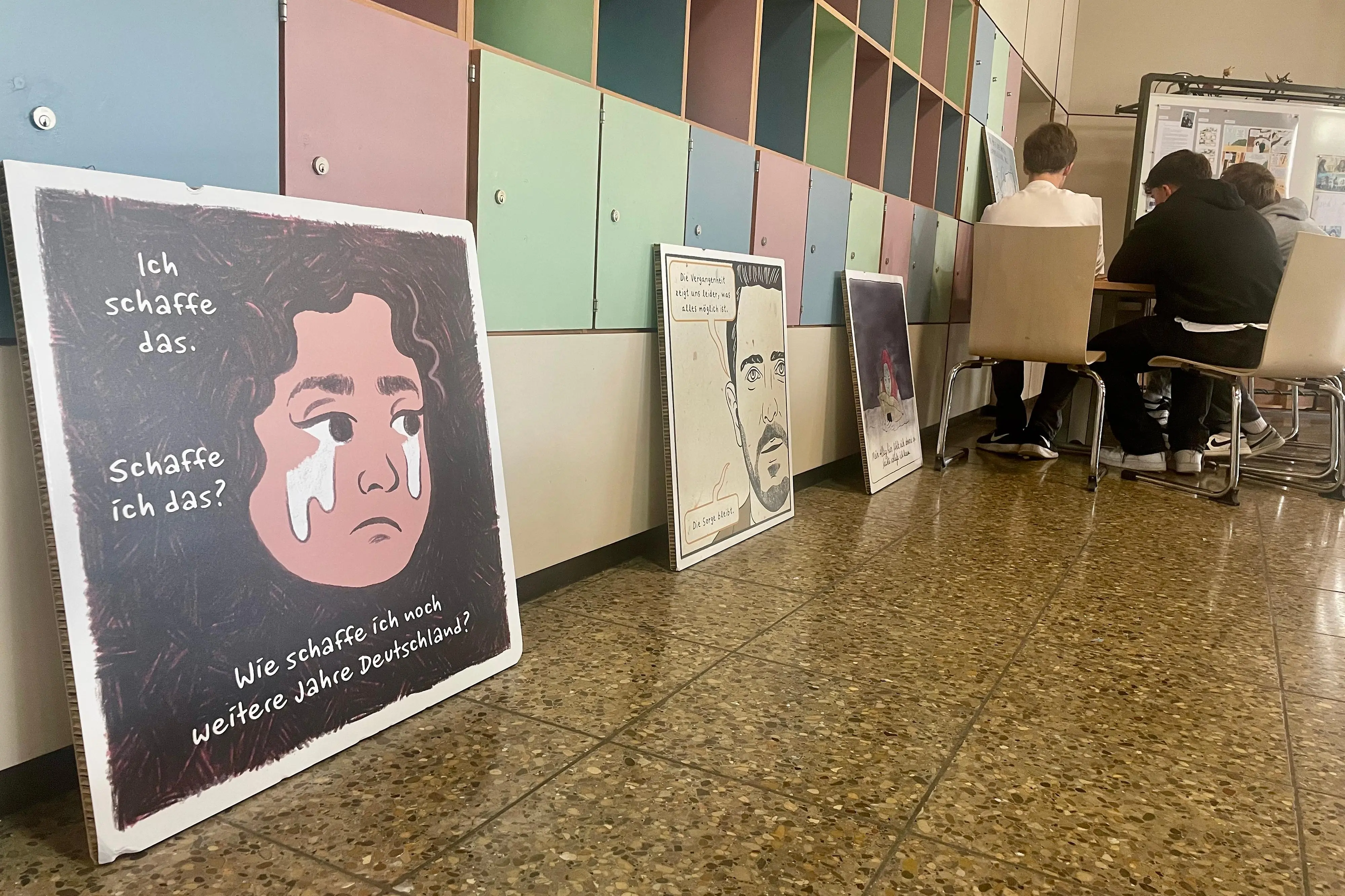 Drei Bilder gegen Antisemitismus, Hass und Rassismus sthen auf dem Boden.