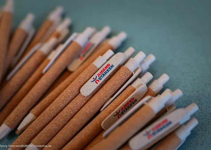 Kugelschreiber aus Kork mit der Aufschrift JUGEND STÄRKEN.