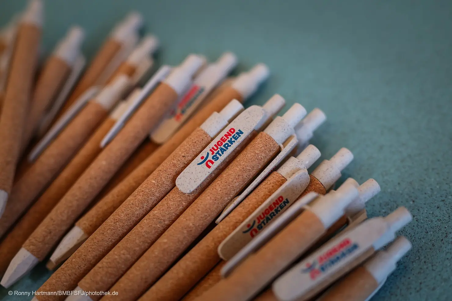 Kugelschreiber aus Kork mit der Aufschrift JUGEND STÄRKEN.