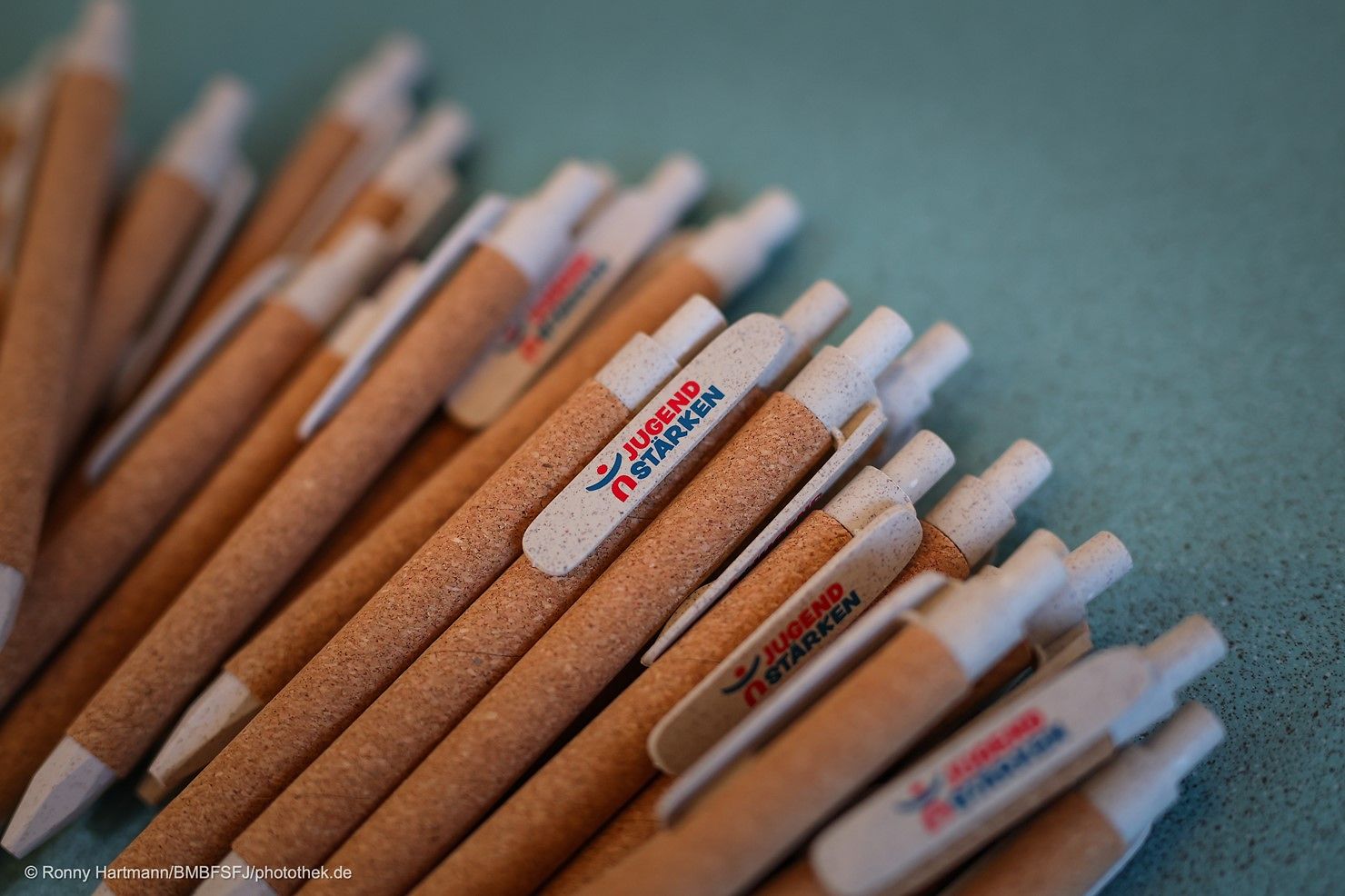 Kugelschreiber aus Kork mit der Aufschrift JUGEND STÄRKEN.