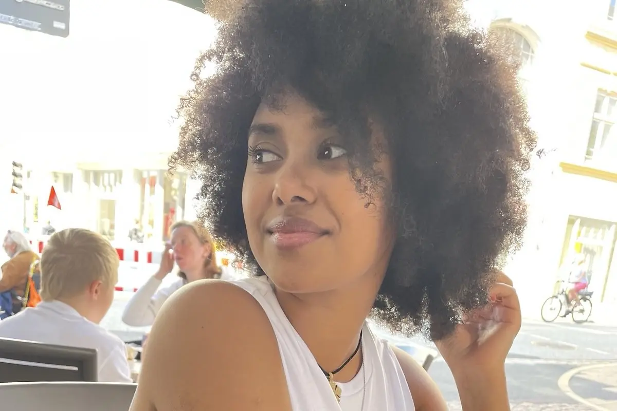 Portrait einer Frau, die zur Seite guckt.