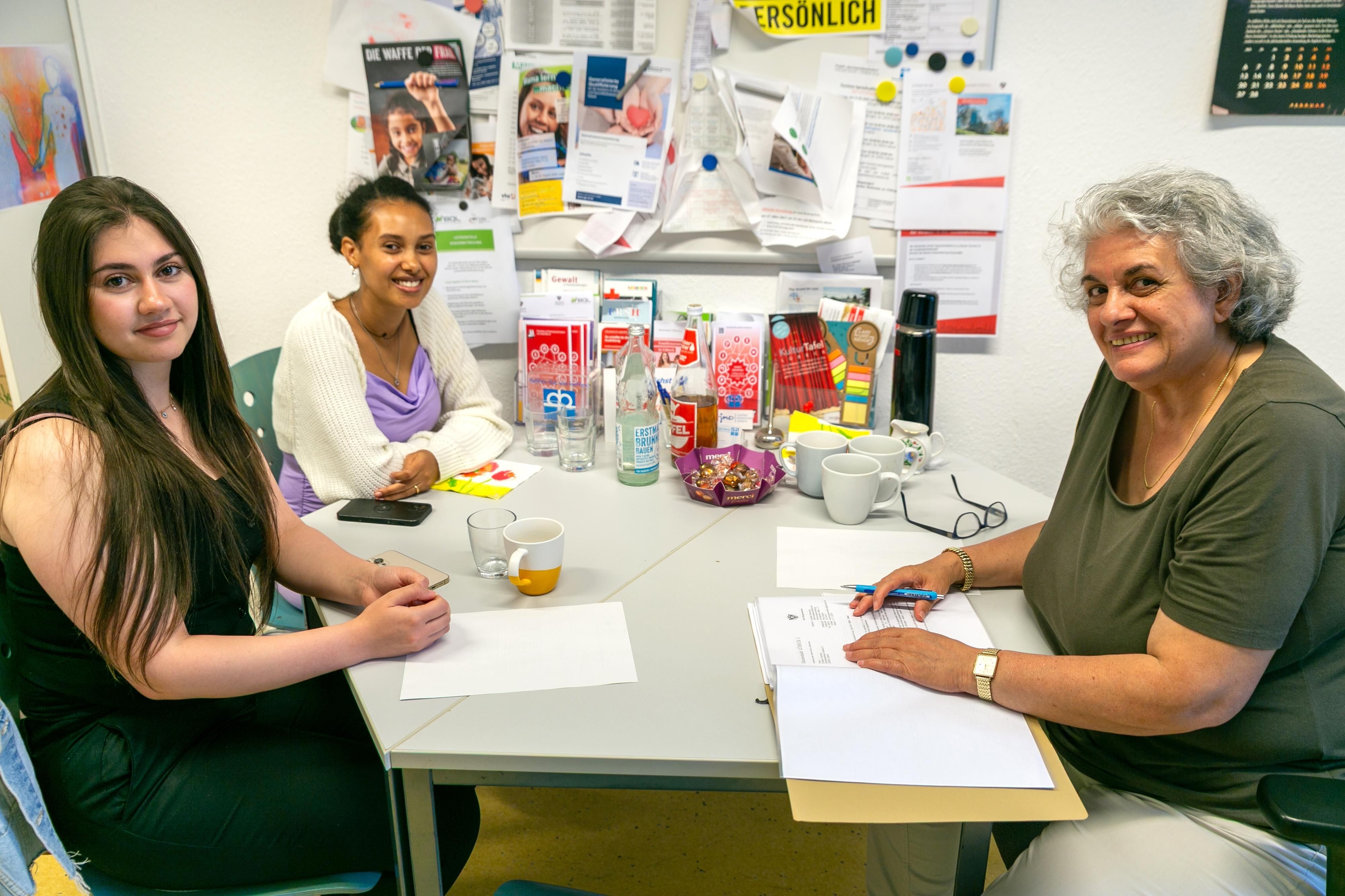 Drei Frauen sitzten an einem Tisch.